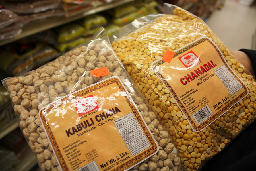 Cicer arietinum (chickpea); whole and split chickpeas, processed and packaged, at point of sale. Seattle, Washington State, USA. February 2010.